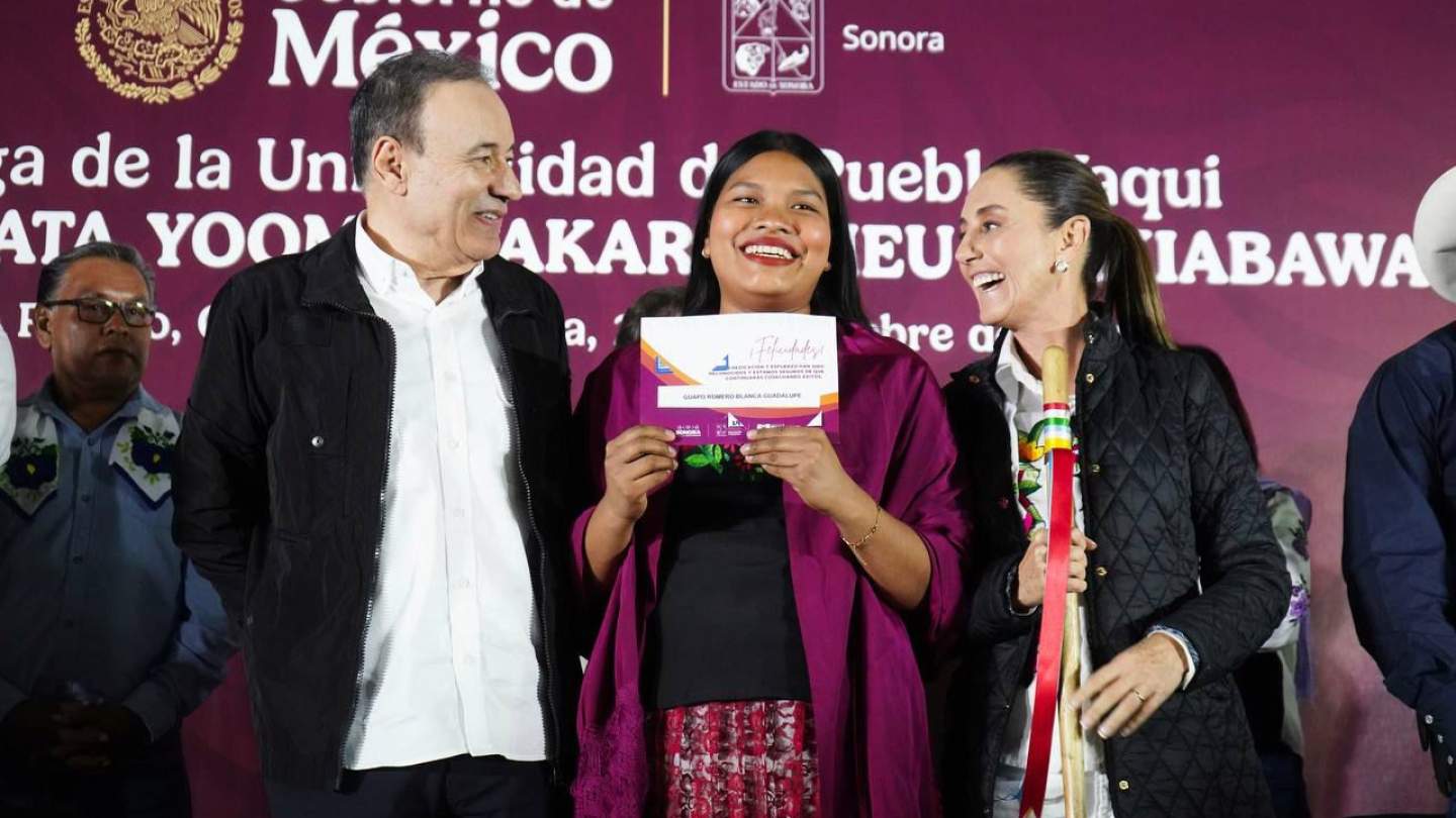 Gobernador Durazo y Presidenta Sheinbaum respaldan a alumnos Yaquis con más de 300 becas universitarias; el jefe del Ejecutivo estatal y la jefa del Ejecutivo federal entregaron 325 becas a alumnos y alumnas de la Universidad del Pueblo Yaqui para continuar con sus estudios.